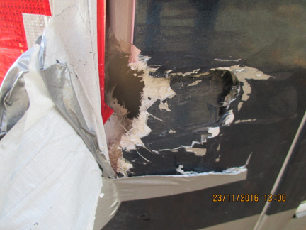 Am Heck beschädigter Wohnwagenaufbau auf glasfaserverstärktem Kunststoff