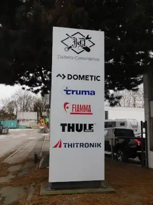 Weißer Pylon mit den Logos von Dometic, truma, Fiamma, Thule, Thetronic und von der Johann Daiberl GmbH