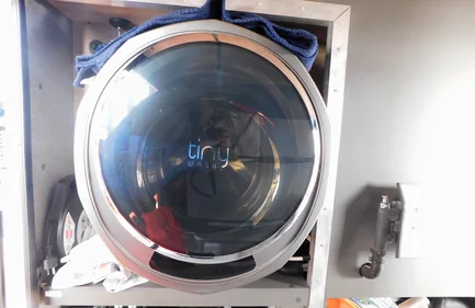 Tinywash Waschmaschine im Wohnmobil – Frontansicht der Installation durch die Johann Daiberl GmbH