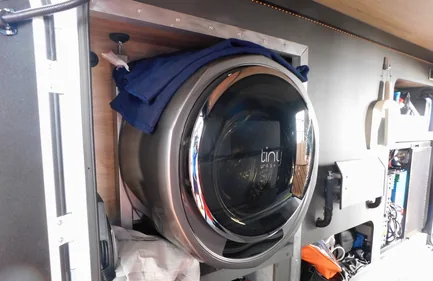 Tinywash Waschmaschine, seitlich in den Stauraum eines Wohnmobils eingebaut – Nachrüstung bei Johann Daiberl in München