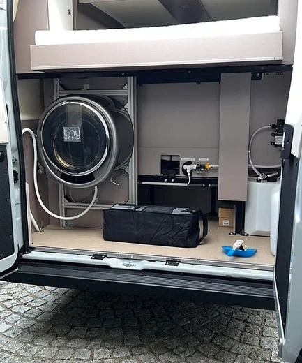 tinyWASH Waschmaschine im Stauraum eines Bürstner Wohnmobils – Einbaubeispiel des Herstellers
