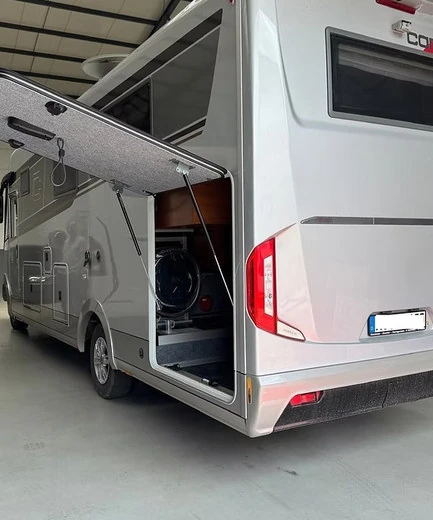 tinyWASH Waschmaschine in der Heckgarage eines Carthago Wohnmobils – Einbaubeispiel des Herstellers