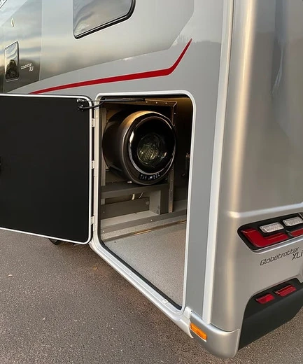 tinyWASH Waschtrockner im seitlichen Stauraum eines Dethleffs Reisemobils – Einbaubeispiel des Herstellers